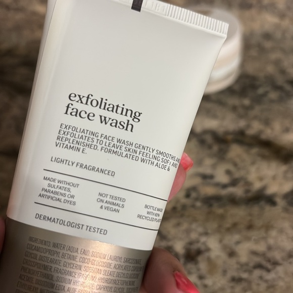 Bath & Body Works Set NWT Clay Mask 5 oz and Exfoliating face wash 4 oz - Picture 5 of 6